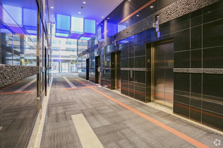 308 4th Ave SW, Calgary, AB à louer - Hall d’entrée – Image 3 sur 14
