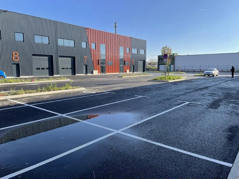 Local d’activités dans SAINT-OUEN-L'AUMONE à louer - Photo de l’immeuble – Image 2 sur 9