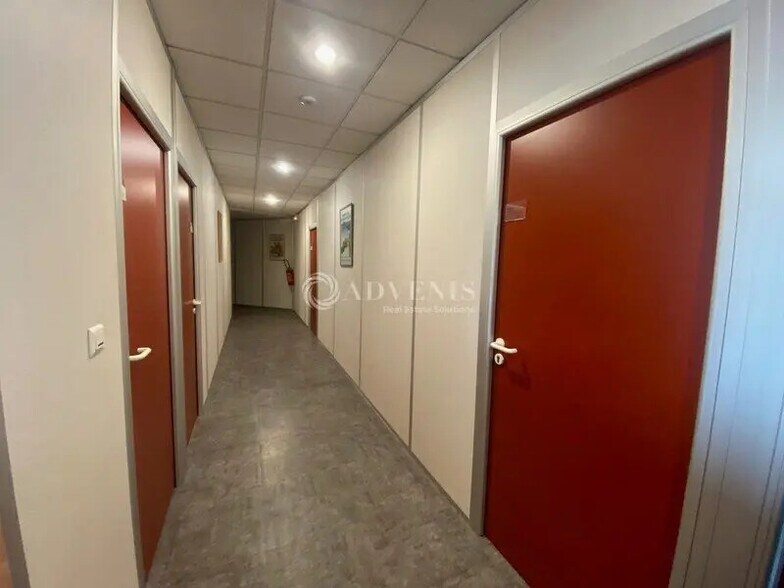 Bureau dans Villejust à louer - Photo de l’immeuble – Image 3 sur 5