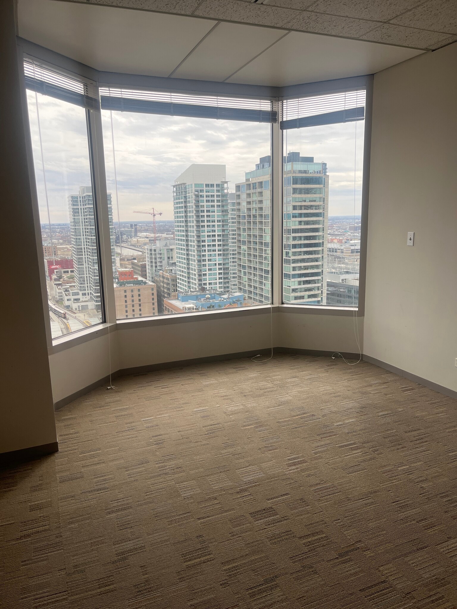 425 S Financial Pl, Chicago, IL à louer Photo de l’immeuble– Image 1 sur 3