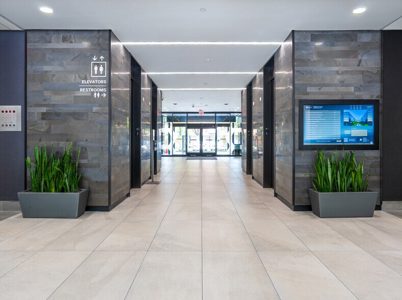 6565 West Loop South, Bellaire, TX à louer - Hall d’entrée – Image 2 sur 15