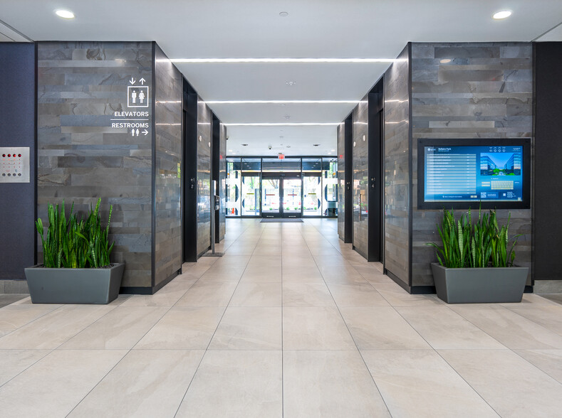 6565 West Loop South, Bellaire, TX à louer - Hall d’entrée – Image 2 sur 15