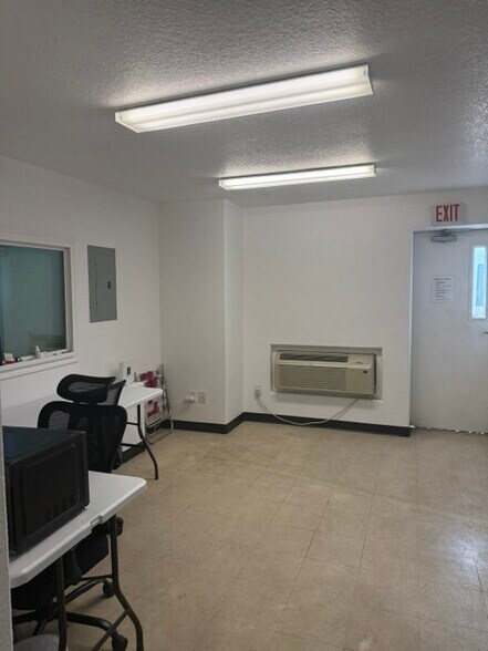 1825 Dickinson Ave, Dickinson, TX à louer - Photo de l’immeuble – Image 3 sur 11