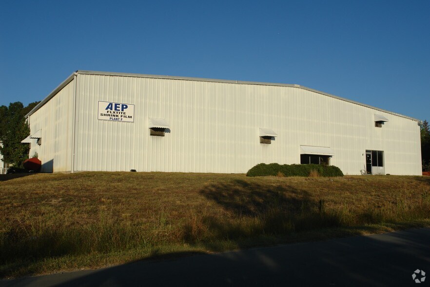 204 Warehouse Dr, Matthews, NC à vendre - Photo principale – Image 1 sur 2