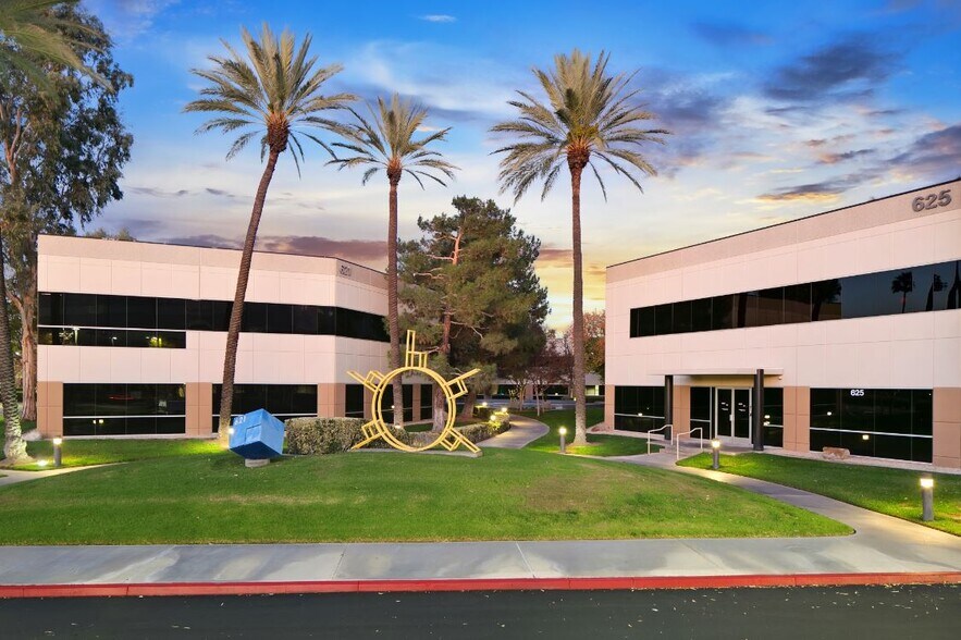 621 E Carnegie Dr, San Bernardino, CA à louer - Photo de l’immeuble – Image 1 sur 7