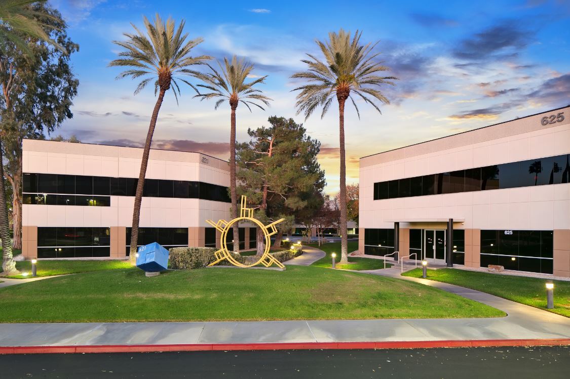 621 E Carnegie Dr, San Bernardino, CA à louer Photo de l’immeuble– Image 1 sur 8