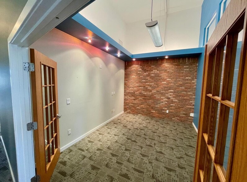500 E Michigan Ave, Lansing, MI à louer - Photo intérieure – Image 3 sur 15