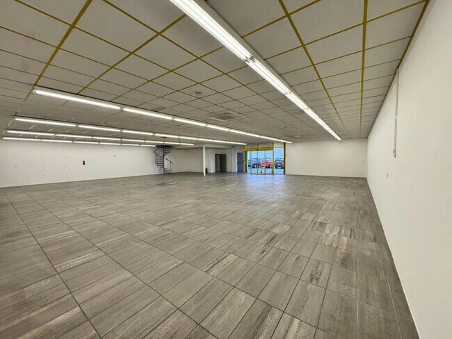 Plus de détails pour 15 Rue Gutenberg, Magny-en-Vexin - Local d'activités à louer