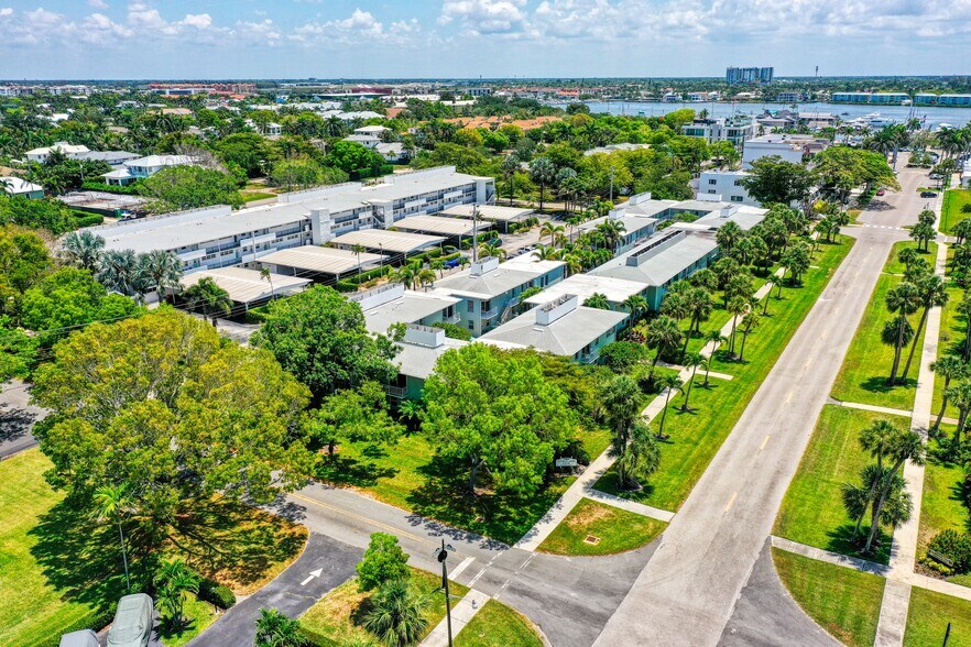 601-687 12th Ave S, Naples, FL à vendre - Photo de l’immeuble – Image 3 sur 14