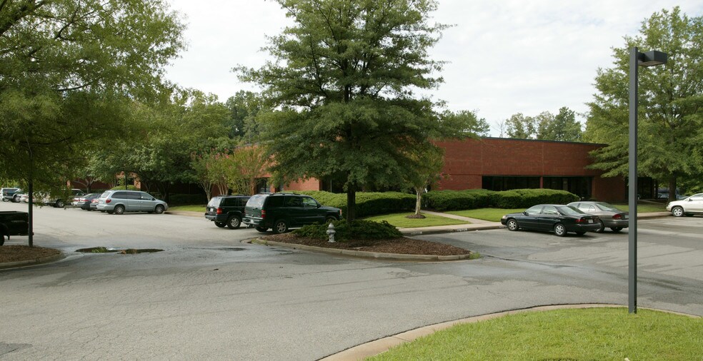 711 Moorefield Park Dr, Richmond, VA à louer - Photo de l’immeuble – Image 2 sur 9