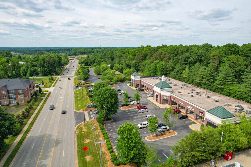 3606 N Elm St, Greensboro, NC à louer - Photo de l’immeuble – Image 3 sur 9