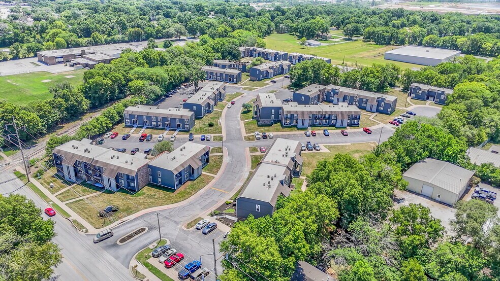 13900 Grandboro Ln, Grandview, MO à vendre - Photo de l’immeuble – Image 2 sur 49