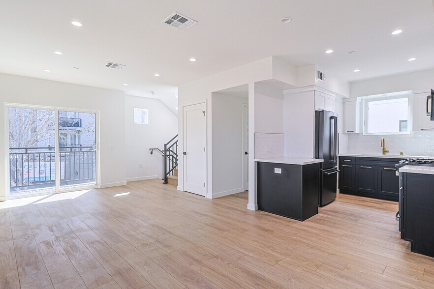 1227 N June St, West Hollywood, CA à vendre - Photo de l’immeuble – Image 2 sur 33