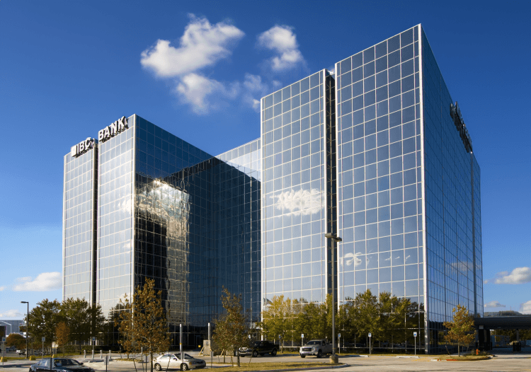 3817 NW Expressway, Oklahoma City, OK à louer - Photo de l’immeuble – Image 1 sur 2
