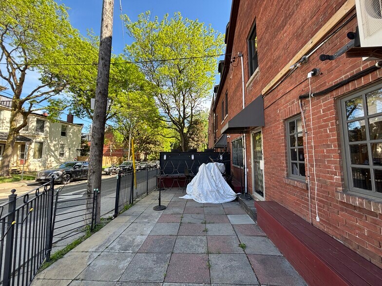195 Carlton St, Toronto, ON à louer - Photo de l’immeuble – Image 3 sur 8