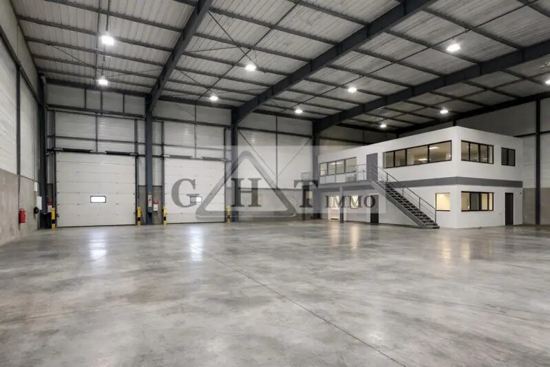 Industriel/Logistique dans Chambly à vendre - Photo de l’immeuble – Image 1 sur 2