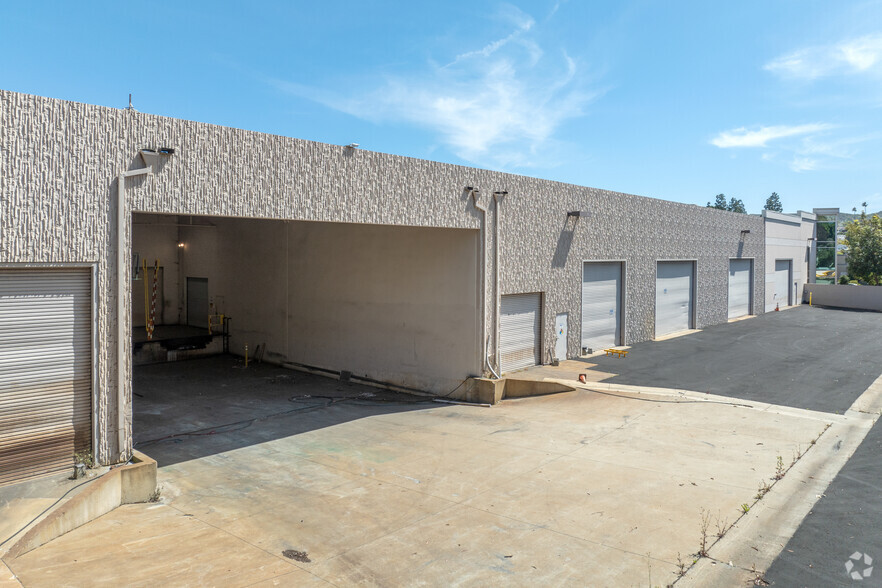 980 Rancheros Dr, San Marcos, CA à louer - Photo de l’immeuble – Image 3 sur 8