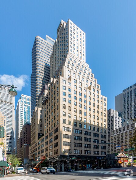 155 E 44th St, New York, NY à louer - Photo de l’immeuble – Image 1 sur 7