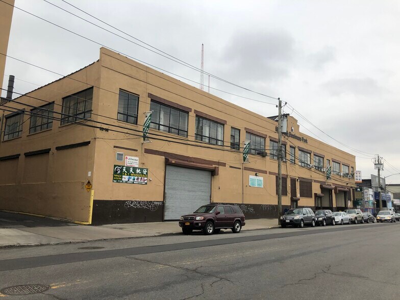 52-08 Grand Ave, Maspeth, NY à louer - Photo de l’immeuble – Image 2 sur 3