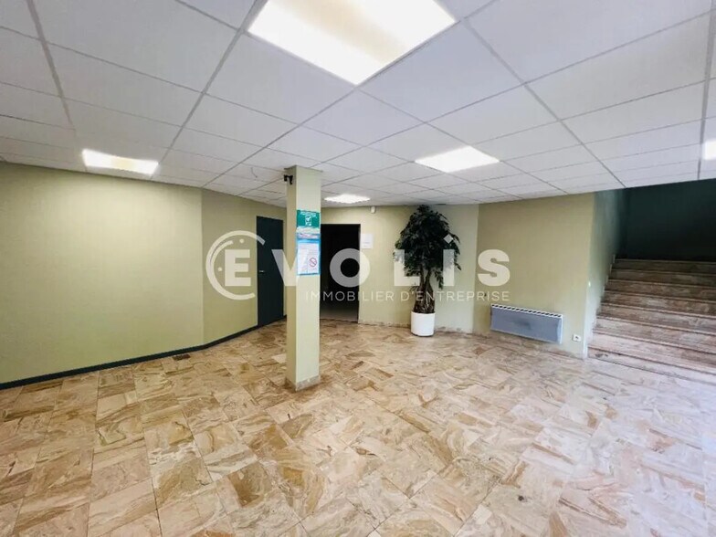 Local d’activités dans Noisy-le-Grand à louer - Hall d’entrée – Image 2 sur 2