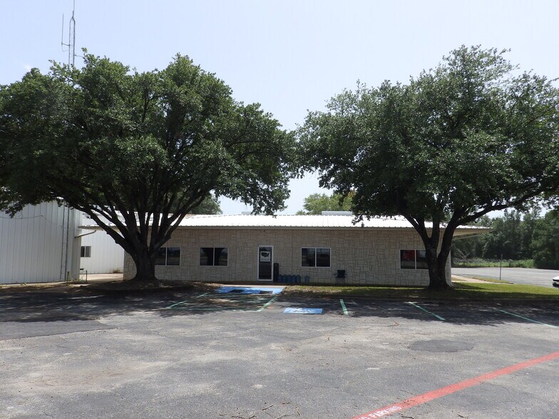 2005 Tile Factory Rd, Palestine, TX à louer - Photo de l’immeuble – Image 1 sur 60