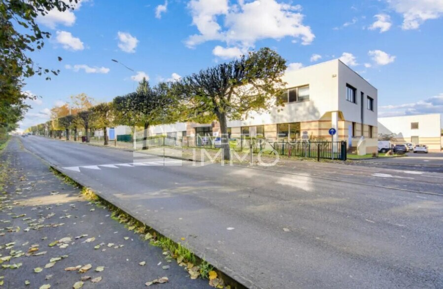 Local d’activités dans Champs-sur-Marne à louer - Photo de l’immeuble – Image 2 sur 5