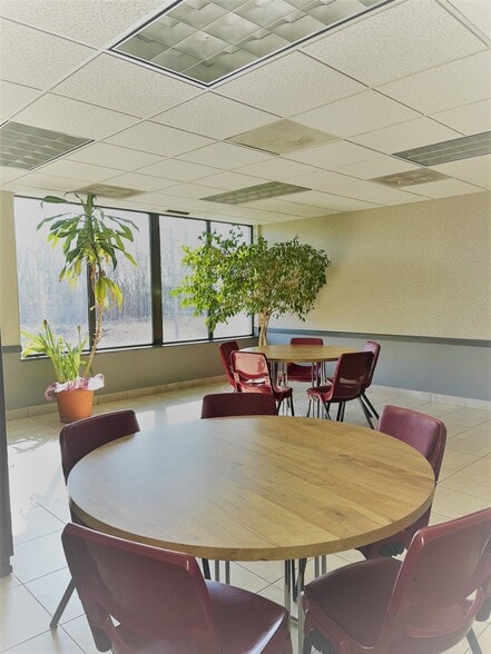 960 Rand Rd, Des Plaines, IL à louer - Photo intérieure – Image 2 sur 13