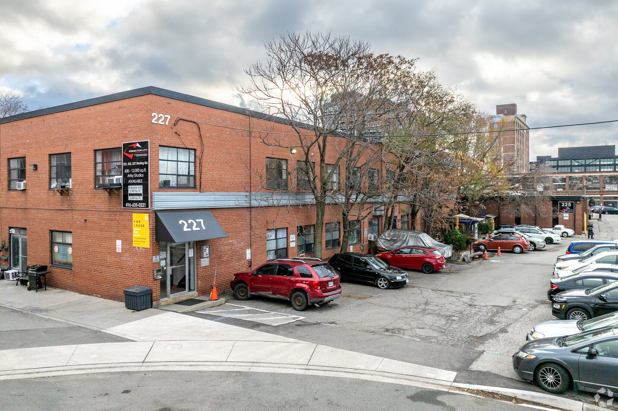 221-227 Sterling Rd, Toronto, ON à louer Photo principale– Image 1 sur 3