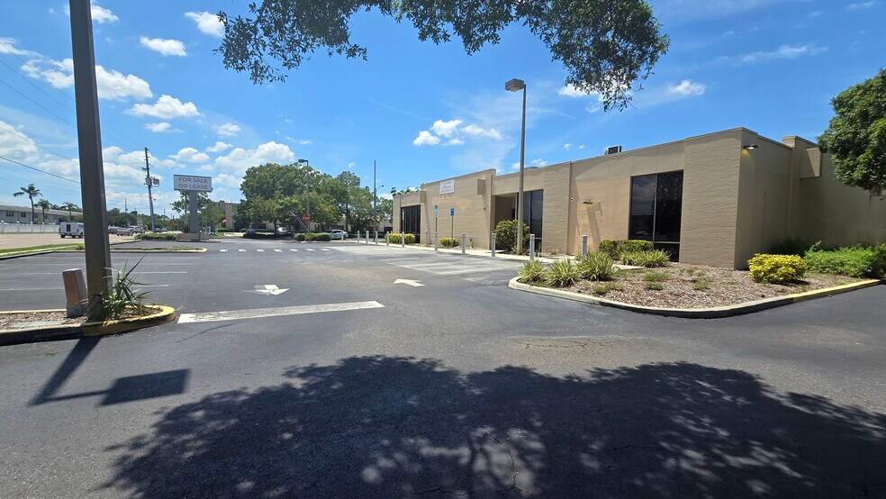 8181 54th Ave N, Saint Petersburg, FL à louer - Photo de l’immeuble – Image 2 sur 11