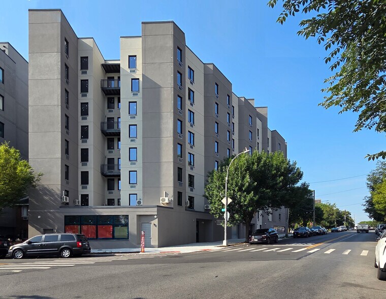 16 Wade Sq, Bronx, NY à louer - Photo de l’immeuble – Image 2 sur 3