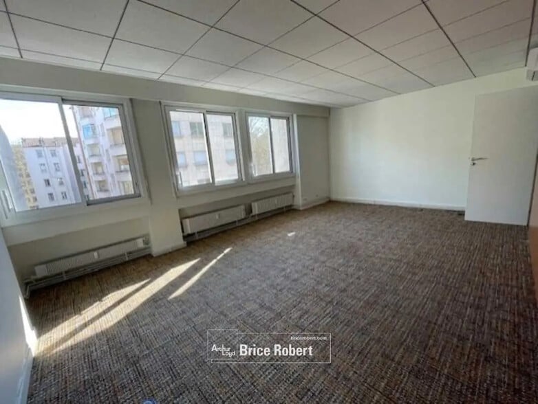 Bureau dans Lyon à vendre - Photo de l’immeuble – Image 2 sur 11