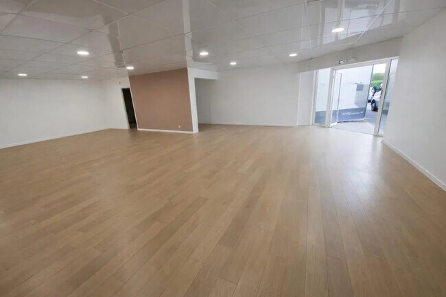 Plus de détails pour Local commercial à louer