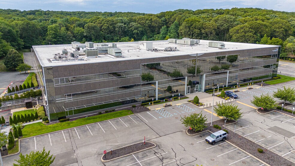 1307 Walt Whitman Rd, Melville, NY à vendre - Photo de l’immeuble – Image 3 sur 12