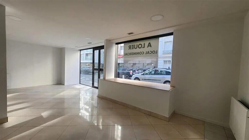 Local commercial dans Paris à louer - Photo de l’immeuble – Image 3 sur 9