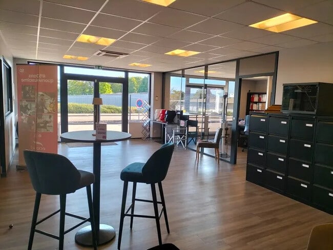 Plus de détails pour Local d'activités à louer