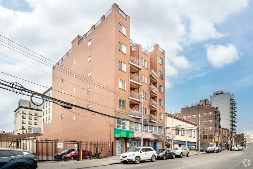 13510 35th Ave, Flushing, NY à louer - Photo de l’immeuble – Image 1 sur 12