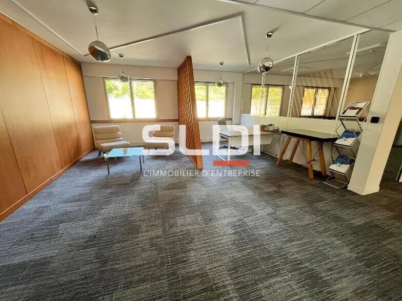 Bureau dans Écully à louer - Photo de l’immeuble – Image 2 sur 12