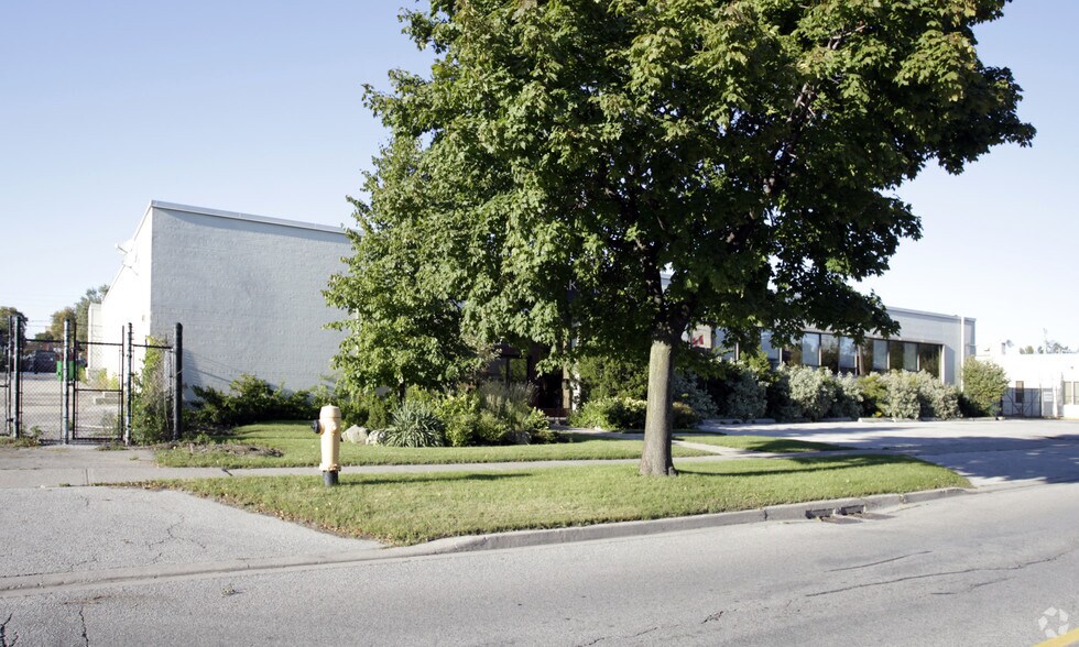 190 Norseman St, Toronto, ON à louer - Photo de l’immeuble – Image 2 sur 2