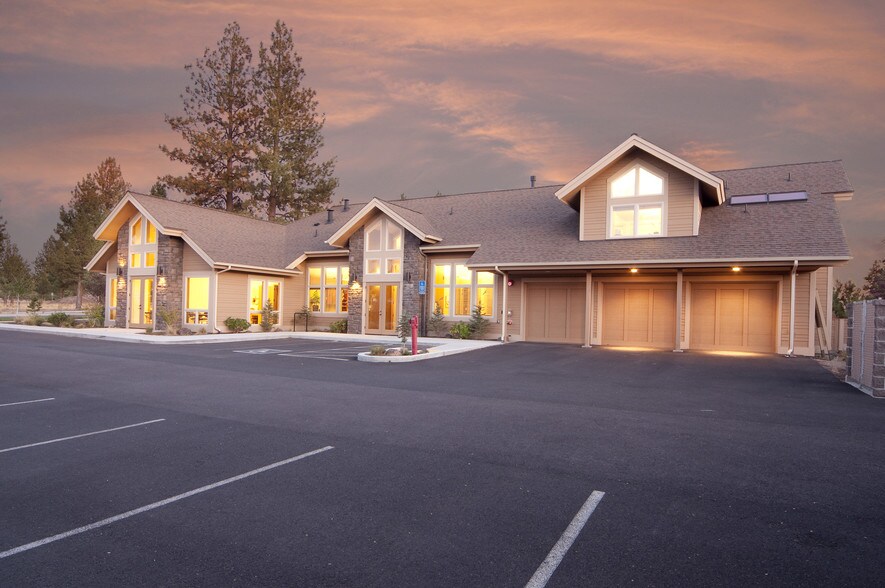 593 NW York Dr, Bend, OR à vendre - Photo principale – Image 1 sur 8