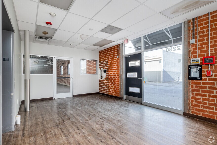 2250 S Barrington Ave, Los Angeles, CA à vendre - Photo intérieure – Image 2 sur 20