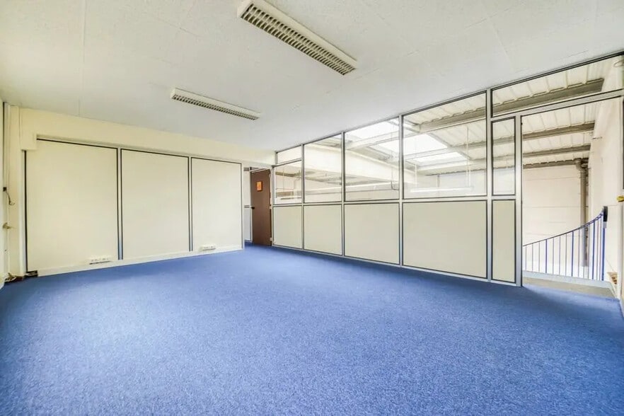 Local d’activités dans Ennery à louer - Photo intérieure – Image 2 sur 5