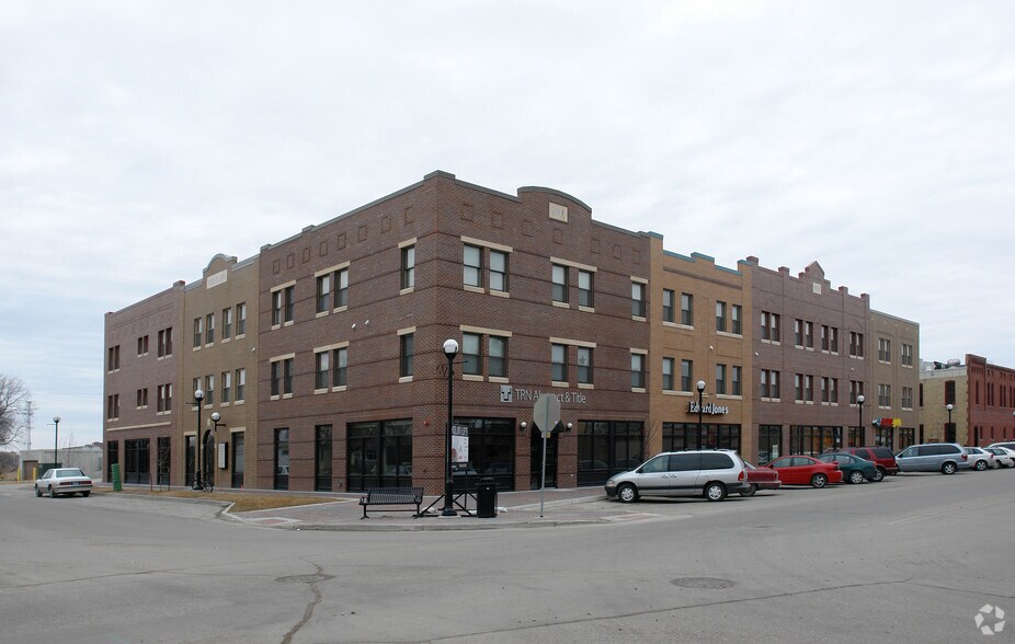 121 4th St S, Moorhead, MN à louer - Photo de l’immeuble – Image 3 sur 27