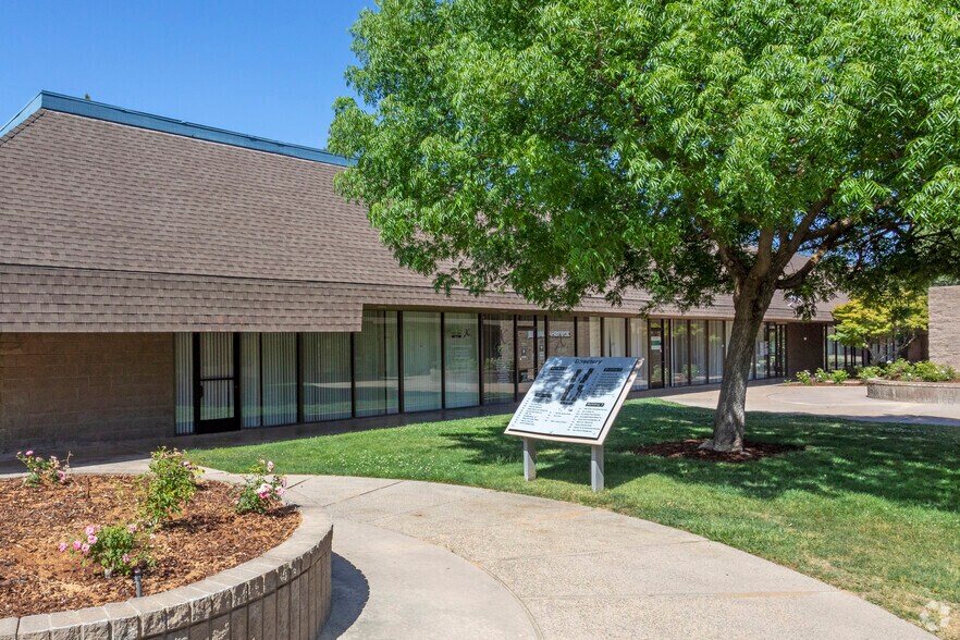 2350 W Shaw Ave, Fresno, CA à louer - Photo de l’immeuble – Image 3 sur 8