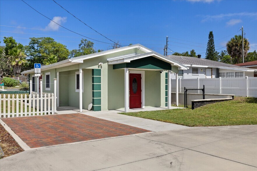6511 Main St, New Port Richey, FL à vendre - Photo de l’immeuble – Image 3 sur 33