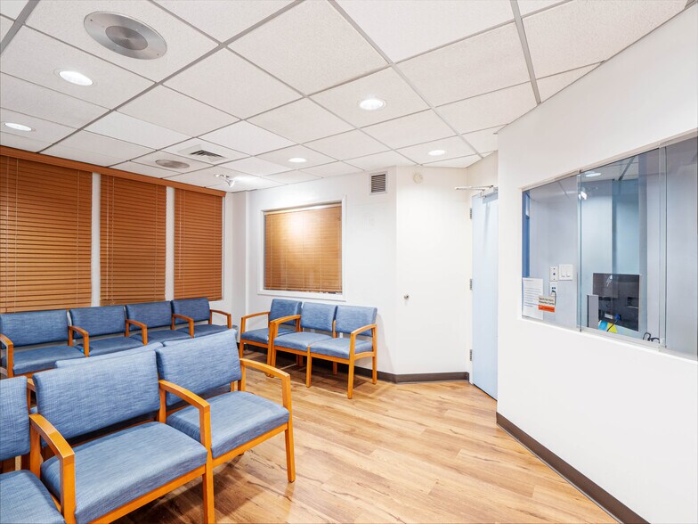 157 E 72nd St, New York, NY à vendre - Photo de l’immeuble – Image 2 sur 8