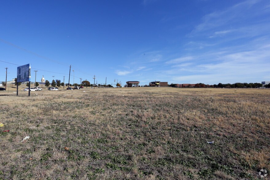 4241 Marsh Ln, Carrollton, TX à louer - Photo de l’immeuble – Image 2 sur 4