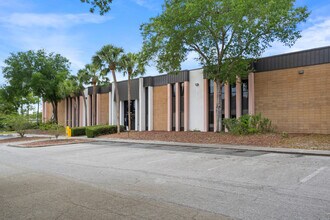 1624 N Meadowcrest Blvd, Crystal River, FL à louer Photo de l’immeuble– Image 2 sur 24