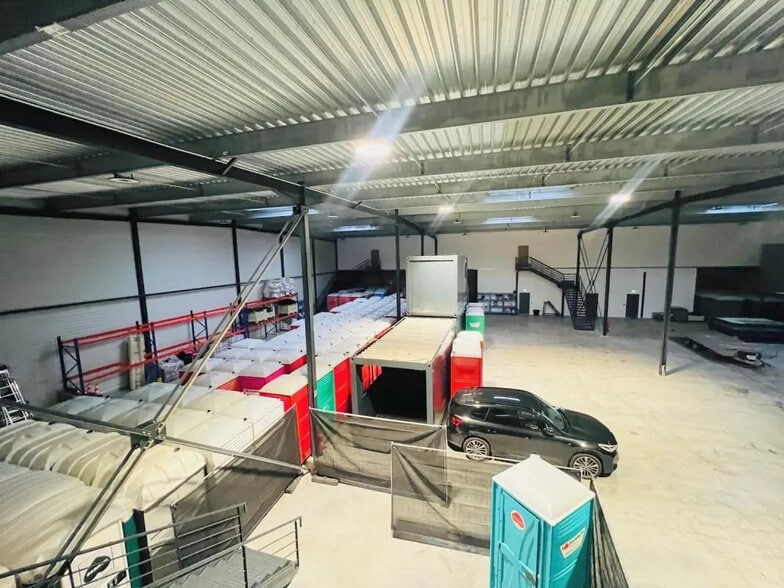 Local d’activités dans Buc à louer - Photo de l’immeuble – Image 3 sur 14