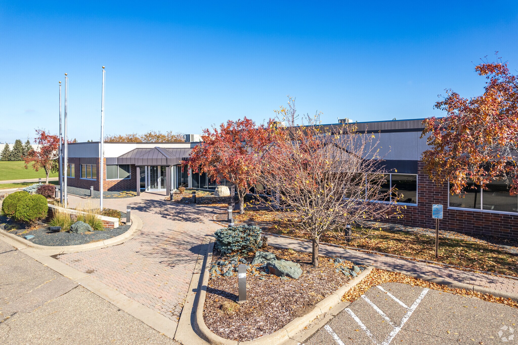 8700 N Wyoming Ave, Brooklyn Park, MN à louer Photo principale– Image 1 sur 9