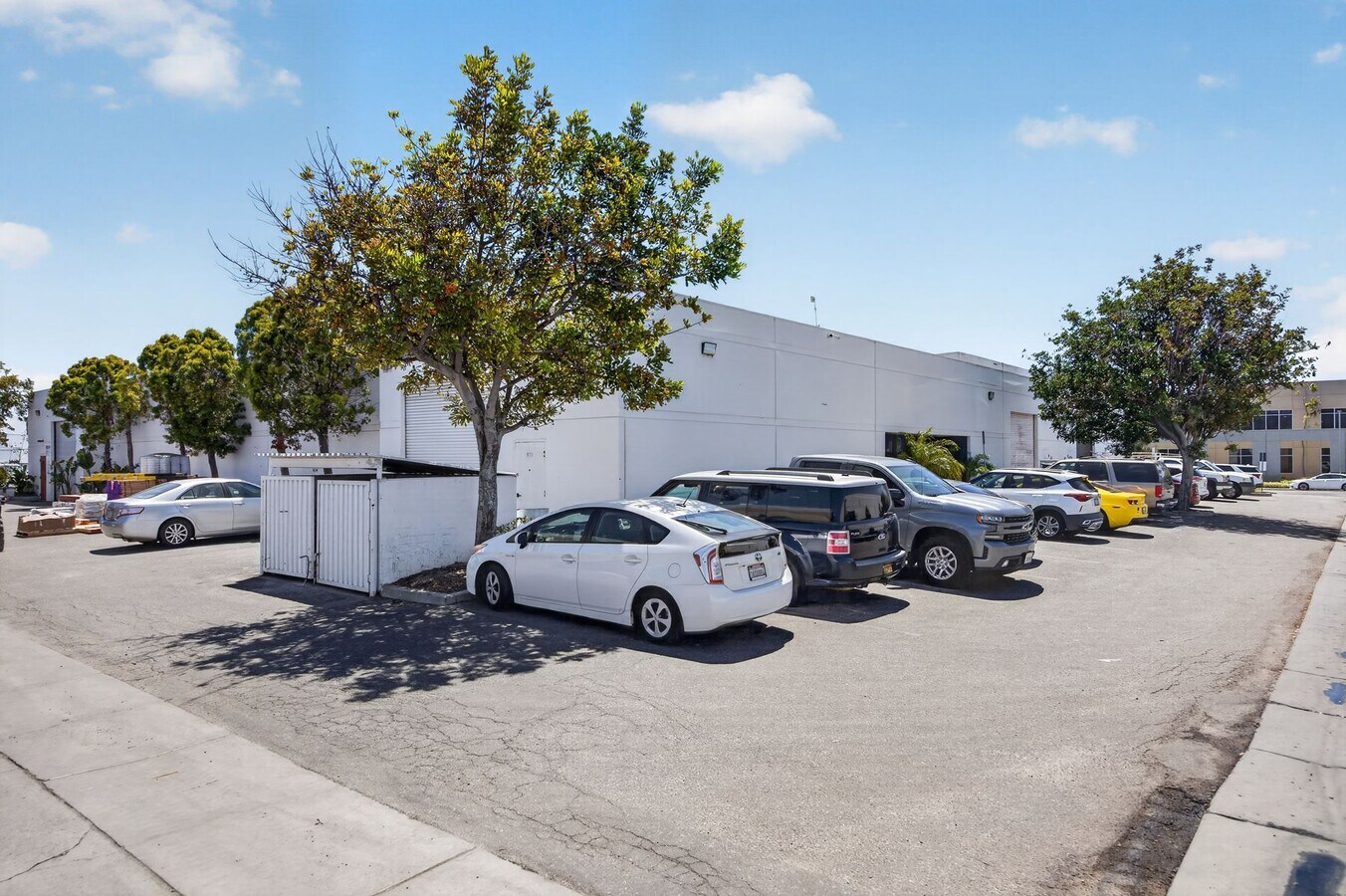 6085 King Dr, Ventura, CA 93003 - Lot 108 - - Photo intérieure - Image 2 of 7